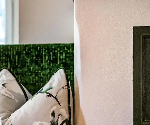 Vierjahreszeiten Szálloda Tux